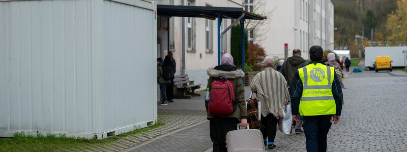 Geflüchtete kommen an einer Asylunterkunft in Trier an. Vor dem Spitzentreffen von Bund und Ländern hat der Städtetag auf die Probleme bei der Unterbringung von Geflüchteten hingewiesen. - Foto: Harald Tittel/dpa