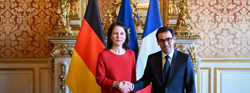 Bundesaußenministerin Annalena Baerbock und Frankreichs Außenminister Stephane Sejourne begrüßen sich vor ihrem Gespräch in Paris. - Foto: Soeren Stache/dpa