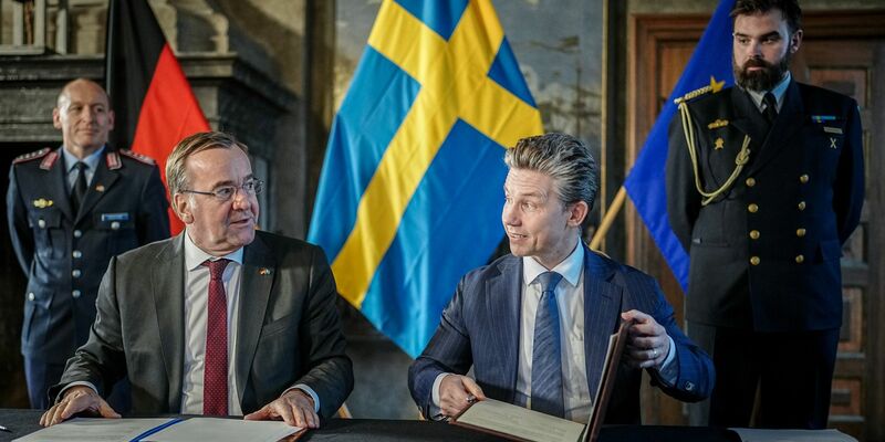 Bundesverteidigungsminister Boris Pistorius und sein schwedischer Amtskollege Pal Jonson unterzeichnen in Stockholm im Schloss Karlberg eine Absichtserklärung. - Foto: Kay Nietfeld/dpa