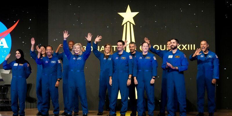 Die Astronauten der Nasa-Absolventengruppe XXIII winken der Menge zu, während sie bei der Abschlussfeier im Johnson Space Center in Houston vorgestellt werden. - Foto: Yi-Chin Lee/Houston Chronicle/AP/dpa