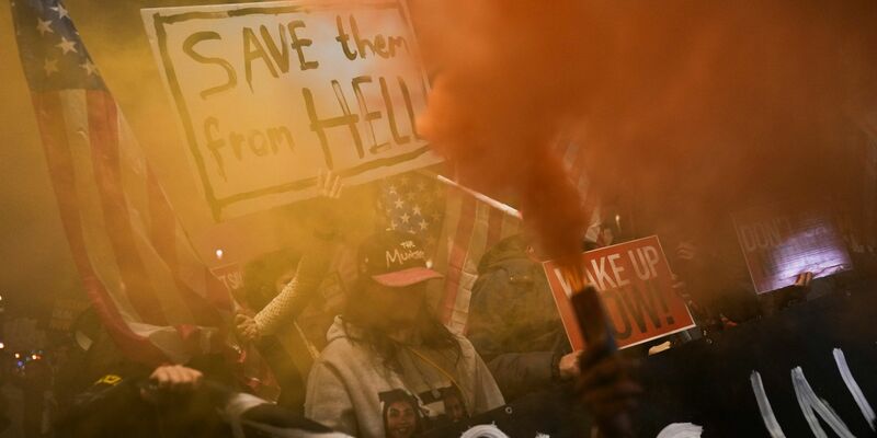 Die Hamas hat die Namen drei weiterer am Samstag freizulassender israelischer Geiseln zunächst nicht wie erwartet übermittelt. Noch befinden sich 79 Verschleppte in der Gewalt von Islamisten m Gazastreifen. - Foto: Oded Balilty/AP/dpa