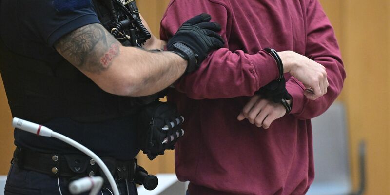 Die Staatsanwaltschaft Stuttgart hat Anklage unter anderem wegen versuchten Mordes gegen den 23 Jahre alten mutmaßlichen Granatenwerfer erhoben. - Foto: Bernd Weißbrod/dpa