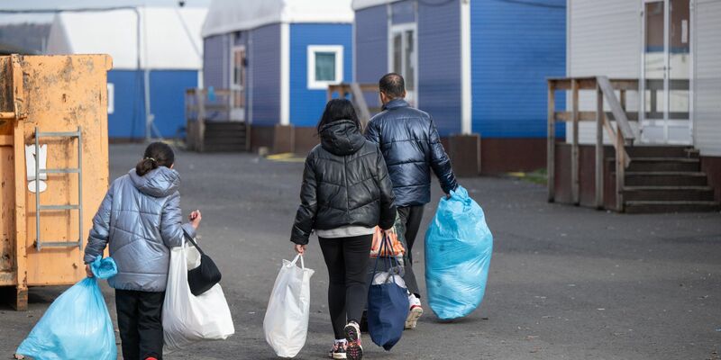 Die Unterbringung einer größeren Zahl von Asylsuchenden in Gemeinden mit wenigen Einwohnern sorgt mancherorts für Spannungen. - Foto: Boris Roessler/dpa