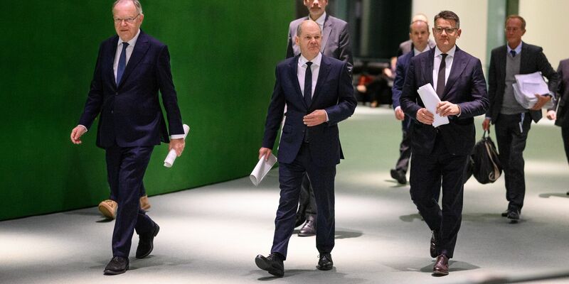 Olaf Scholz (M, SPD), Boris Rhein (r, CDU) und Stephan Weil (l, SPD) nach dem Bund-Länder-Gipfel im vergangenen November - nun kommen sie wieder zusammen. - Foto: Bernd von Jutrczenka/dpa