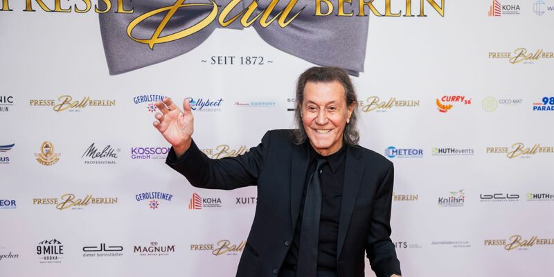 Albert Hammond, Musiker, kommt zum Berliner Presseball ins Hotel «Titanic Chaussee Berlin». Der legendäre Songwriter hat erstmals seit 20 Jahren wieder ein Album mit neuen Songs veröffentlicht, die er selbst singt. - Foto: Christoph Soeder/dpa