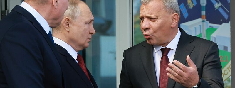 Roscosmos-Chef Juri Borissow (r) und Russlands Präsident Wladimir Putin (M). - Foto: Vladimir Smirnov/Pool Sputnik Kremlin/AP/dpa