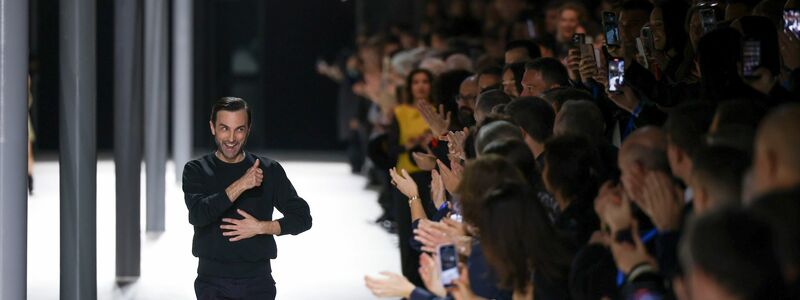 Applaus für Nicolas Ghesquière nach der Show. - Foto: Vianney Le Caer/Invision/AP
