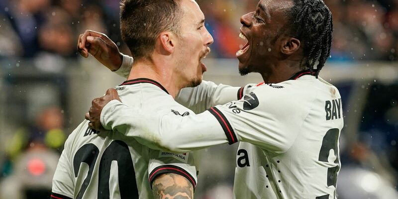 Alejandro Grimaldo (l) und Jeremie Frimpong sind ungemein torgefährlich. - Foto: Uwe Anspach/dpa