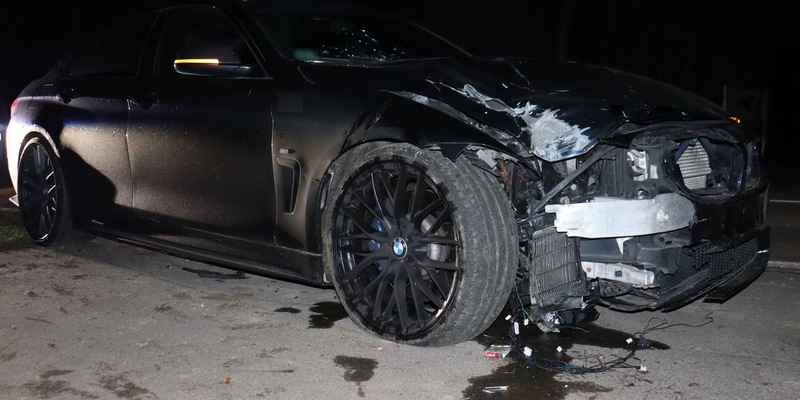 POL-HF: BMW kommt von Fahrbahn ab - 25-Jährige fährt unter Alkoholeinfluss - Foto: presseportal.de