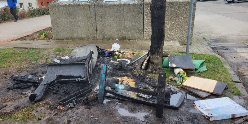 POL-NB: Sperrmüll angezündet - Polizei sucht Zeugen - Foto: presseportal.de