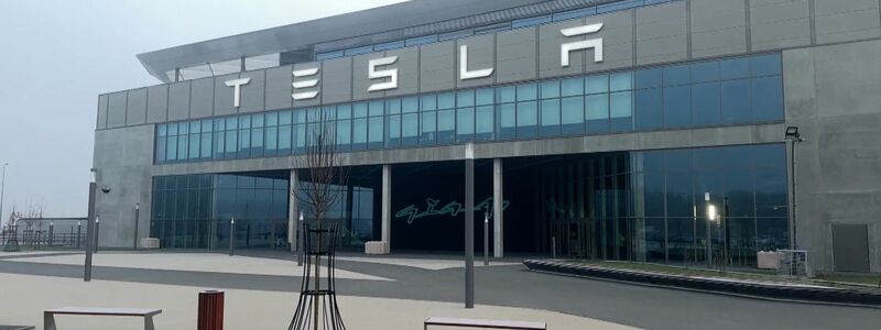 Der Eingangsbereich des Tesla-Werks in Grünheide ist am Mittwochmorgen menschenleer. - Foto: Lutz Deckwerth/dpa