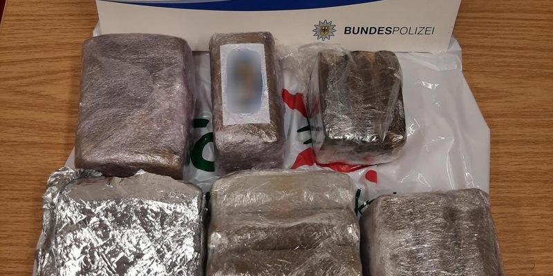 BPOL-BadBentheim: Drogen im Wert von rund 22.000 Euro in herrenloser Tasche entdeckt - Foto: presseportal.de