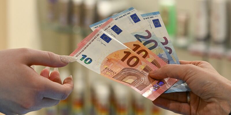 Verbraucherschützern zufolge legen Firmen vor allem bei Kosmetik, Dienstleistungen wie Friseurbesuchen und Kleidung unterschiedliche Preise für Frauen und Männner fest, um mehr Gewinn zu erzielen. - Foto: Jens Kalaene/dpa