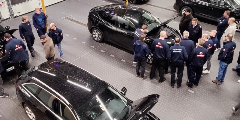 FW-OLL: Elektromobilität und alternative Antriebe - die Feuerwehr Huntlosen veranstaltet einen informativen Übungsdienst - Foto: presseportal.de