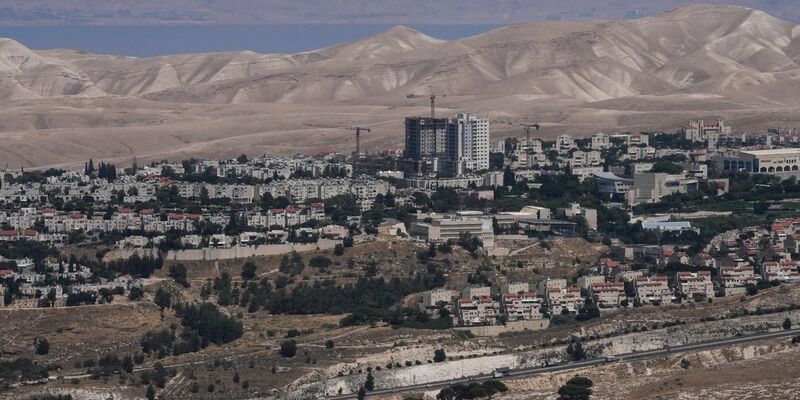 Die israelische Siedlung Maale Adumim im Westjordanland. - Foto: Mahmoud Illean/AP/dpa