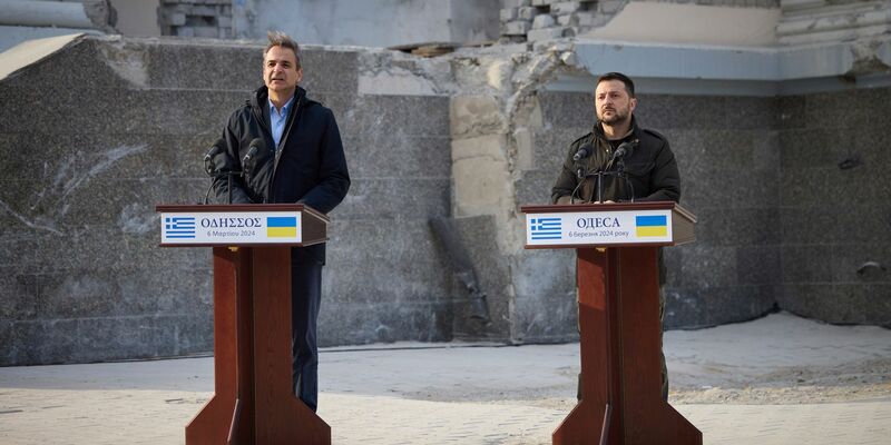 Der ukrainische Präsident Wolodymyr Selenskyj und Griechenlands Ministerpräsident Kyriakos Mitsotakis (l) geben eine Pressekonferenz in Odessa. - Foto: Uncredited/Ukrainian Presidential Press Office/AP/dpa