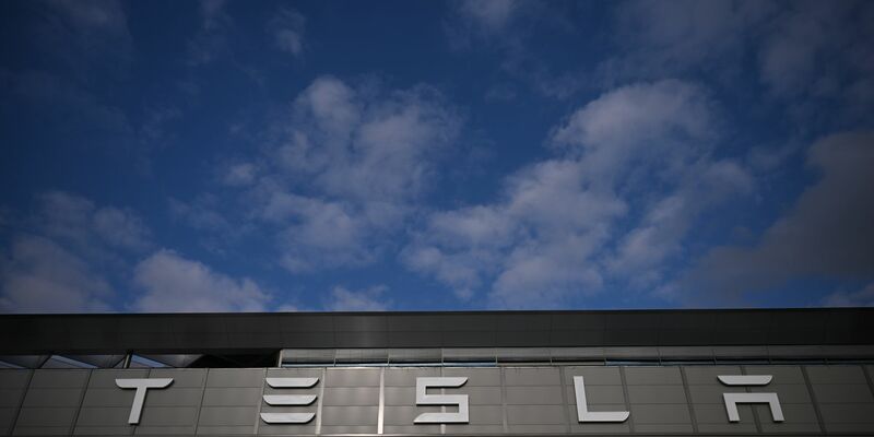 Der Schriftzug der Tesla Gigafactory Berlin Brandenburg. In der Tesla-Autofabrik in Grünheide steht die Produktion wegen eines Stromausfalls nach einem Anschlag auf einen Strommasten still. - Foto: Sebastian Christoph Gollnow/dpa