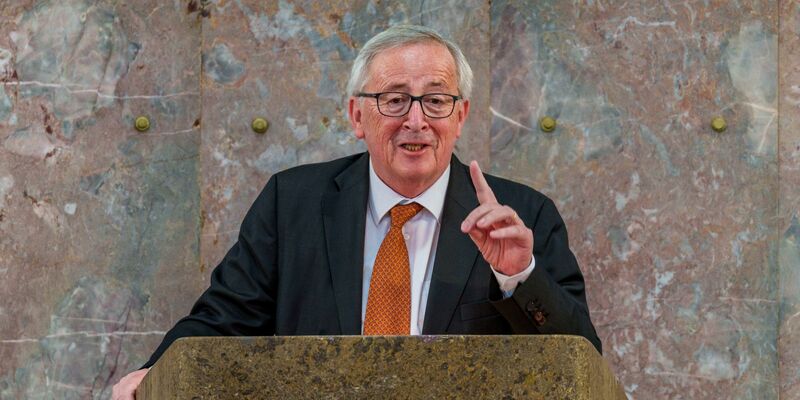 Jean-Claude Juncker warnt die EVP vor einer Zusammenarbeit mit Giorgia Meloni. Dies käme einer Verharmlosung der extremen Rechten gleich, sagt der ehemalige EU-Kommissionspräsident. - Foto: Andreas Arnold/dpa