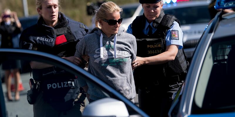 Bayerische und tschechische Polizisten nehmen in Furth in Wald (Bayern) an einer gemeinsamen Einsatzübung teil. - Foto: Sven Hoppe/dpa