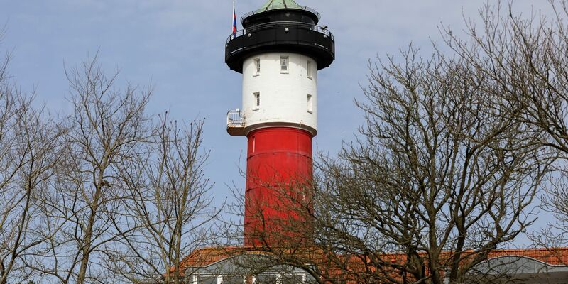 Der 39 Meter hohe, denkmalgeschützte Alte Leuchtturm ist eines der Wahrzeichen von Wangerooge. - Foto: Mohssen Assanimoghaddam/dpa