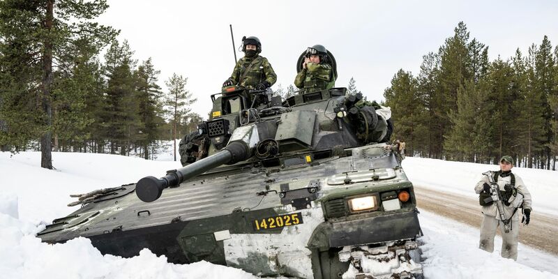 Schwedische Soldaten auf einem Panzer nehmen an einer gemeinsamen Übung mit finnischen Jagdeinheiten teil. - Foto: Anders Wiklund/TT/TT News Agency/AP/dpa
