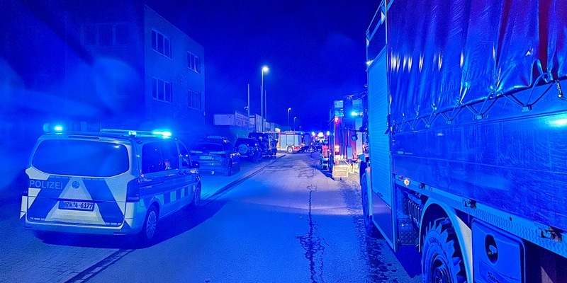 FW Hünxe: Brand in Gewerbebetrieb - Bagger unterstützt bei Löscharbeiten - Foto: presseportal.de