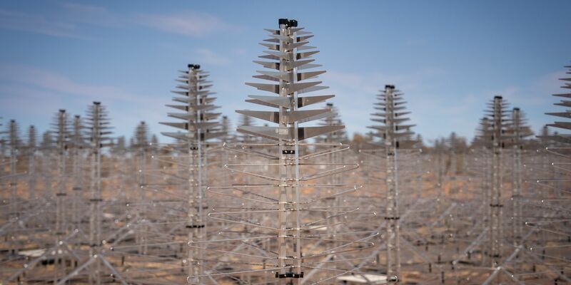 Bereits im Oktober 2023 wurden Prototypen der SKA-Low-Antennen in dem Murchison-Radioastronomie-Observatorium installiert. - Foto: Ska Observatory/SKA OBSERVATORY/AAP/dpa