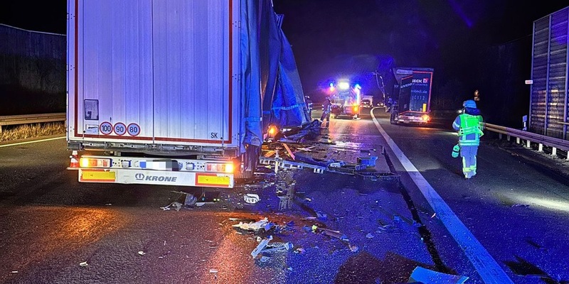 FW Helmstedt: Verkehrsunfall mit zwei LKW auf der BAB2 - Foto: presseportal.de