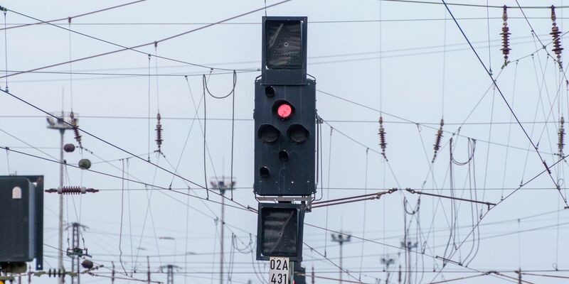 Ein Signal steht am Frankfurter Hauptbahnhof auf Rot. Der Streik der GDL soll noch bis Freitagmittag um 13 Uhr dauern. - Foto: Andreas Arnold/dpa