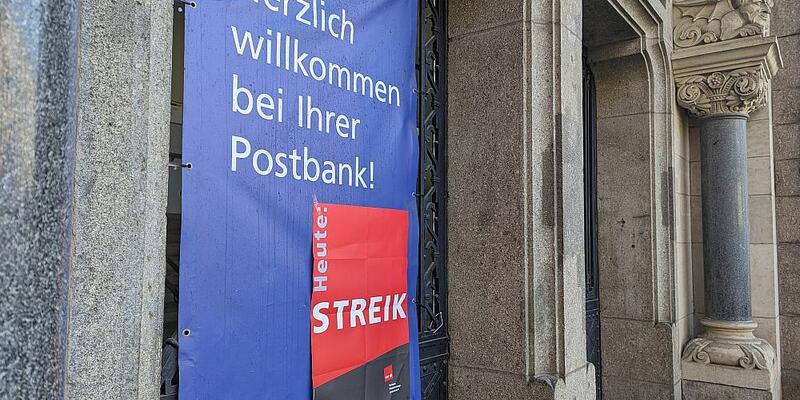 Streik-Hinweis an einer Postbank-Filiale am 06.03.2024 - Foto: über dts Nachrichtenagentur