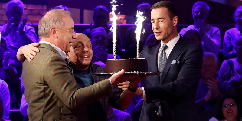 Wer weiß denn sowas? - Süße Überraschung für Bernhard Hoëcker | Das Wissensquiz vom 18. bis 22. März 2024, um 18:00 Uhr im Ersten - Foto: presseportal.de