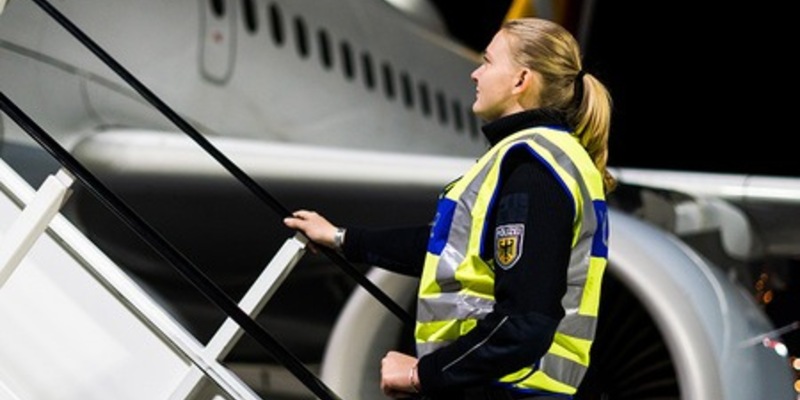 Bundespolizeidirektion München: 838 Tage unerlaubt in Europa/ Bundespolizei weist Albaner ins Heimatland zurück - Foto: presseportal.de