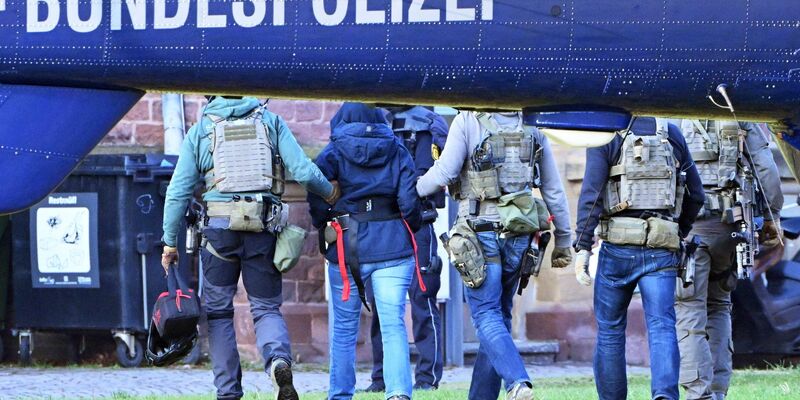 Eine Person wird aus einem Hubschrauber geführt, bei der es sich möglicherweise um Daniela Klette handeln könnte. - Foto: Uli Deck/dpa