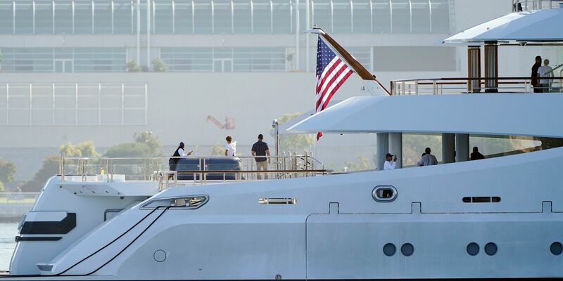 Die Superjacht «Amadea»: Eine Entscheidung über einen möglichen Verkauf könnte Monate dauern. - Foto: Gregory Bull/AP/dpa