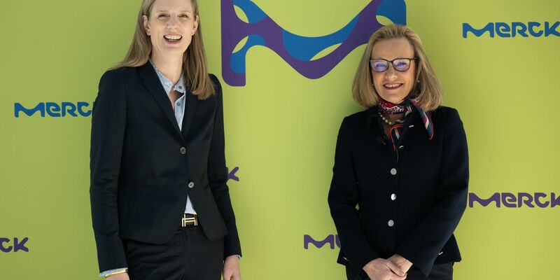 Vorstandschefin Belen Garijo (r.) und Helene von Roeder, Mitglied der Geschäftsleitung und Finanzvorständin bei Merck. - Foto: Arne Dedert/dpa