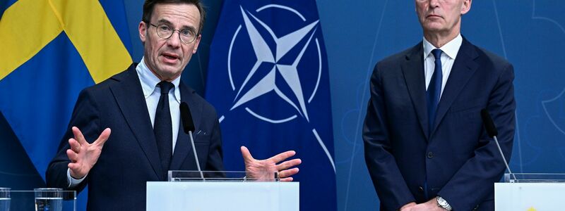 Der schwedische Premier Ulf Kristersson (l.) und Nato-Chef Jens Stoltenberg während einer Pressekonferenz in Stockholm. - Foto: Jonas Ekströmer/TT News Agency/AP/dpa