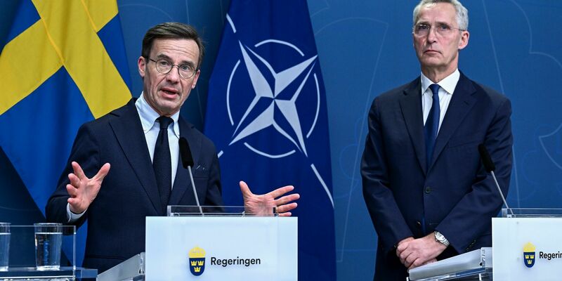 Der schwedische Premier Ulf Kristersson (l.) und Nato-Chef Jens Stoltenberg während einer Pressekonferenz in Stockholm. - Foto: Jonas Ekströmer/TT News Agency/AP/dpa
