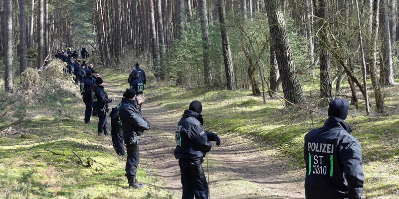 Zahlreiche Einsatzkräfte der Polizei durchsuchen im Vermisstenfall «Inga» erneut ein Gebiet im Landkreis Stendal. - Foto: Florian Voigt/dpa-Zentralbild/dpa