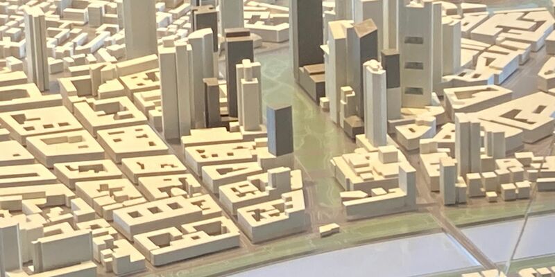 Die im Modell weißen Hochhäuser stehen bereits, die dunkelgrauen wären nach dem neuen Hochhausentwicklungsplan möglich, die hellgrauen waren schon im Plan von 2008 vorgesehen. - Foto: Sandra Trauner/dpa