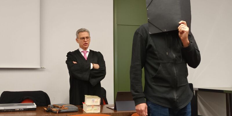 Der angeklagte Ex-Fußballtrainer im Gerichtssaal des Landgerichts mit seinem Rechtsanwalt Peter Guttmann. - Foto: Britta Schultejans/dpa