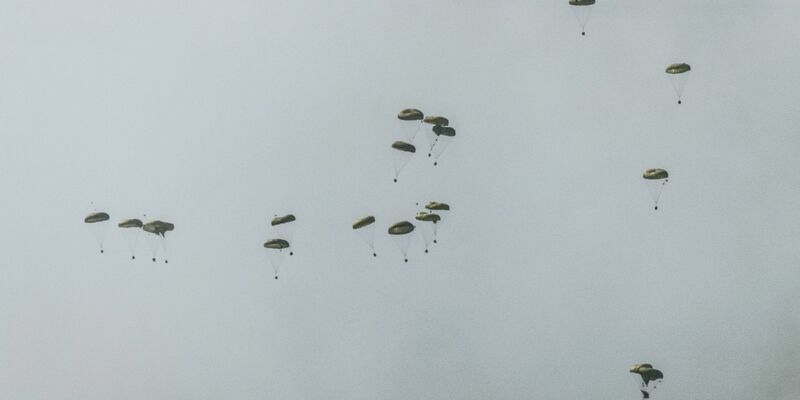 Mehrere Staaten suchen nach Lösungen, den Menschen in Gaza zu helfen. In den vergangenen Tagen wurden mehrfach Hilfsgüter aus Flugzeugen über dem Gazastreifen abgeworfen. - Foto: Ilia Yefimovich/dpa