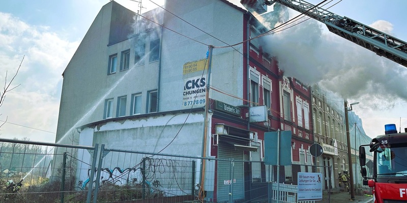 FW-E: Wohnungsbrand in einem Abbruchgebäude - starke Rauchentwicklung weit sichtbar - Foto: presseportal.de
