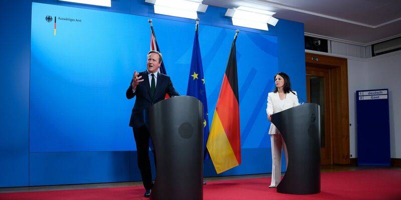 Bundesaußenministerin Annalena Baerbock (r) äußerte sich zu einem Vorschlag ihres britischen Amtskollegen David Cameron. - Foto: Bernd von Jutrczenka/dpa