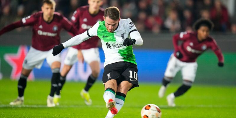 Liverpools Alexis Mac Allister erzielt per Elfmeter den Führungstreffer seiner Mannschaft. - Foto: Petr David Josek/AP/dpa