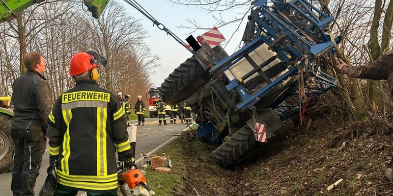 FW Ense: Unfall mit landwirtschaftlicher Maschine auf B516 - Foto: presseportal.de
