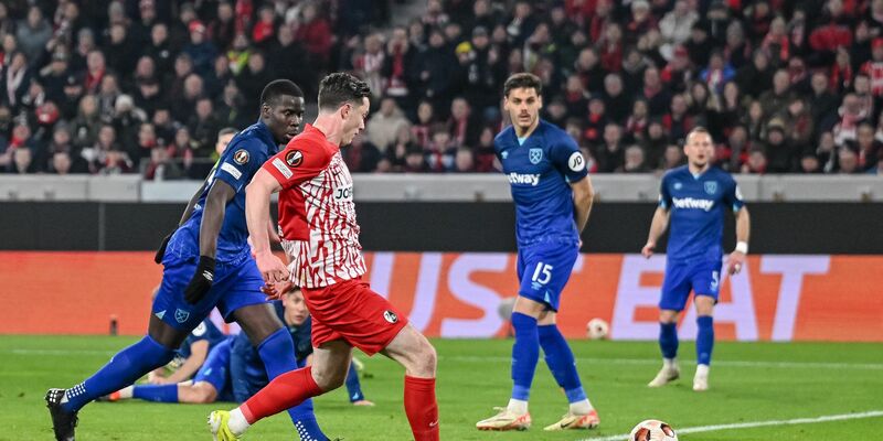 Sorgt hier für das Tor des Tages für den SC Freiburg: Michael Gregoritsch beim Abschluss. - Foto: Harry Langer/dpa