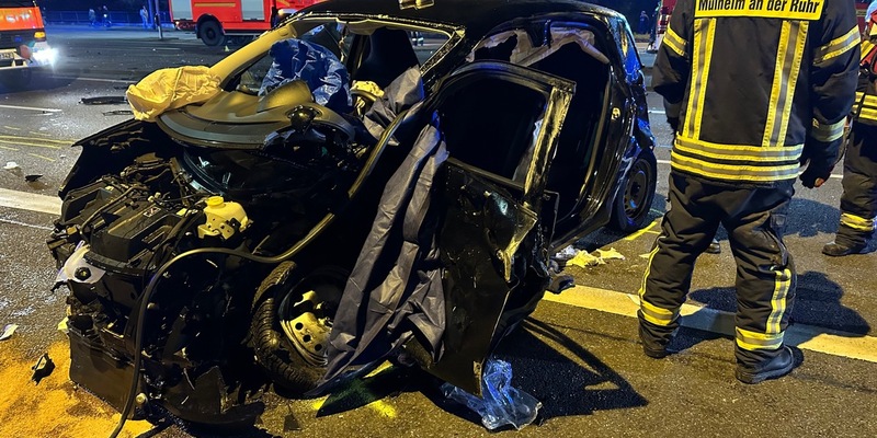 FW-MH: Schwerer Verkehrsunfall in Mülheim an der Ruhr - 5 Personen verletzt - Foto: presseportal.de