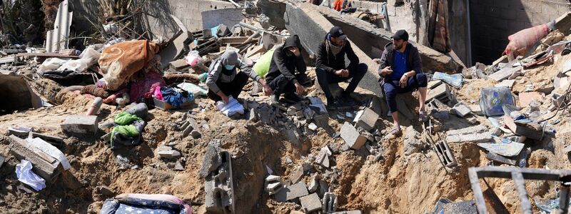 Zerstörung im Gazastreifen: Laut der von der Hamas kontrollierten Gesundheitsbehörde wurden seit Kriegsbeginn mehr als 30.000 Menschen getötet. - Foto: Adel Hana/AP/dpa