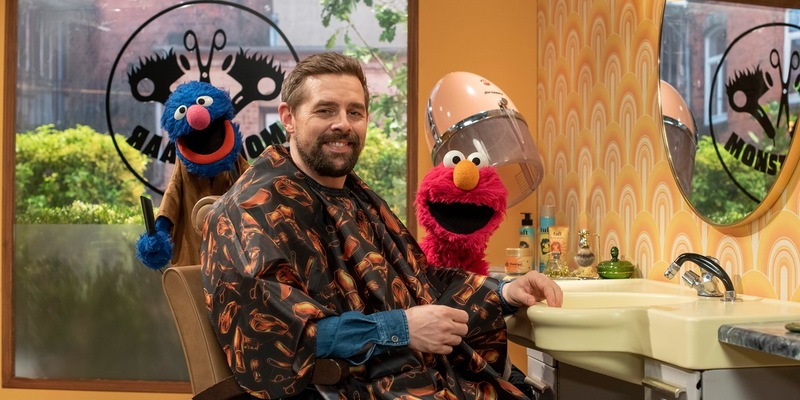 Klaas Heufer-Umlauf nimmt in der neuen Staffel der Sesamstraße Kindern die Angst vor dem Friseurbesuch - Foto: Thorsten Jander / Weiterer Text über ots und www.presseportal.de/nr/6561 / Die Verwendung dieses Bildes für redaktionelle Zwecke ist unter Beachtung aller mitgeteilten Nutzungsbedingungen zulässig und dann auch honorarfrei. Veröffentlichung ausschließlich