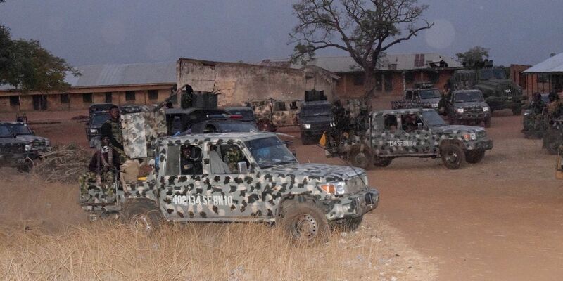 Fahrzeuge der nigerianischen Armee in einem Gebiet, in dem bewaffnete Männer Medienberichten zufolge Dutzende Schulkinder entführt haben. - Foto: AP/dpa